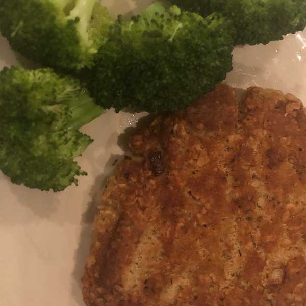 Simple Salmon Cakes Made with Oatmeal